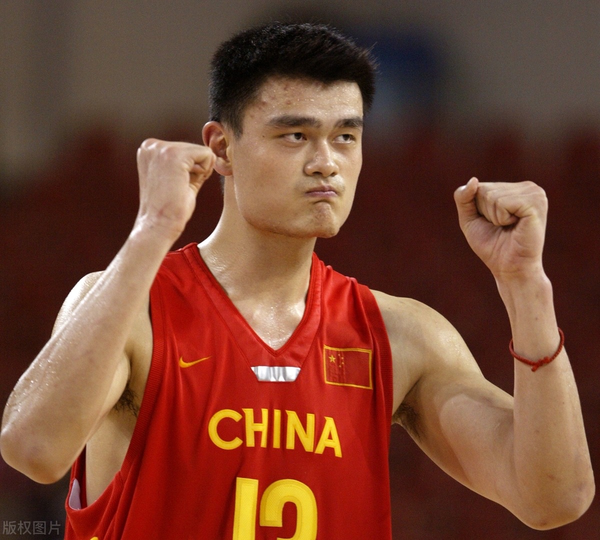 姚明vs奥尼尔vs奥拉朱旺：三大传奇中锋的力量、技术与统治力对比