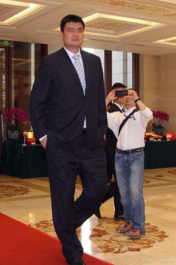 范甘迪与阿德尔曼如何打造姚明的防守核心与战术进化