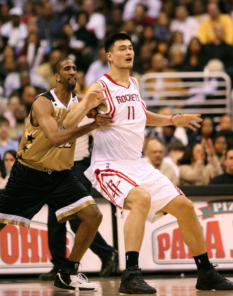 姚明：从上海少年到NBA名人堂的传奇篮球之路