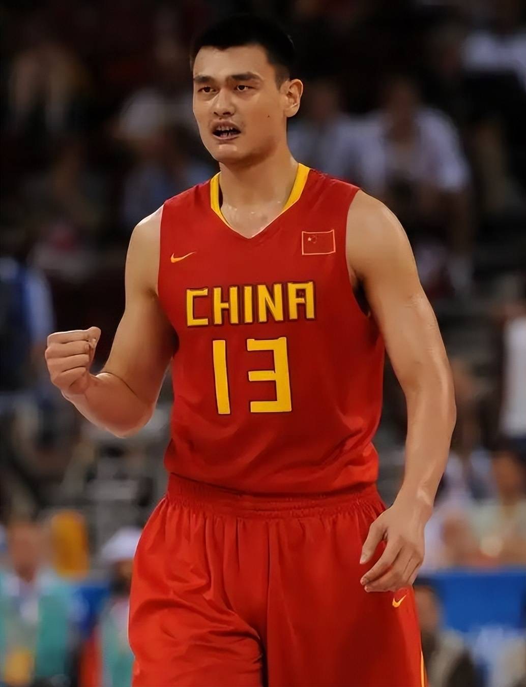姚明上海大鲨鱼CBA岁月：从篮球世家少年到2002年状元秀之路