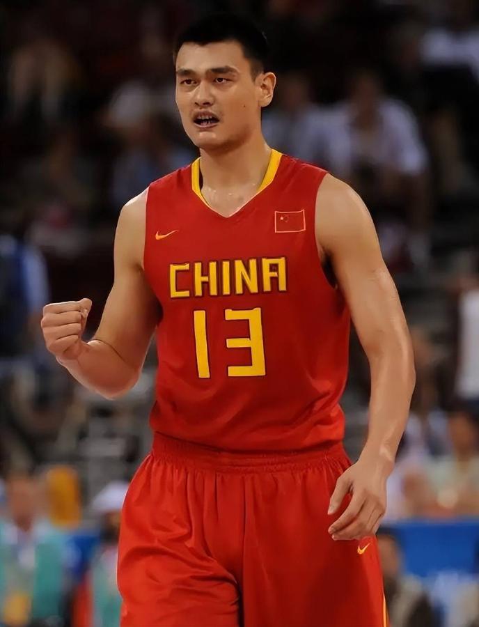 姚明上海大鲨鱼CBA岁月：从篮球世家少年到2002年状元秀之路