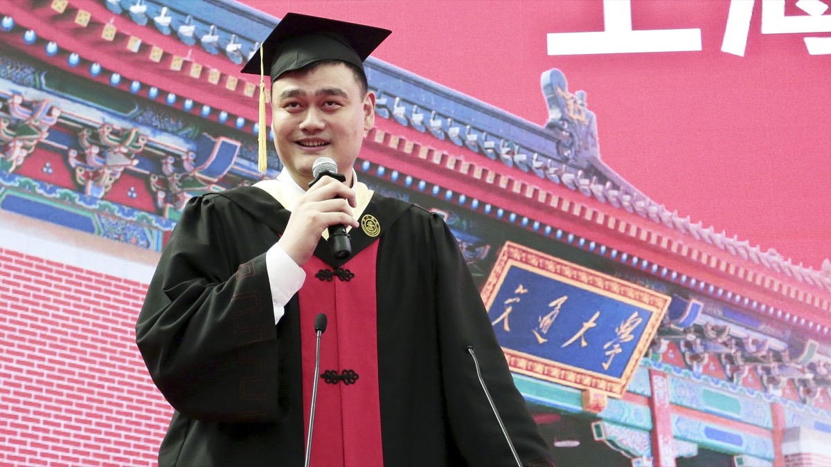 姚明重返交大校庆:那把加大椅子,装得下七年青春吗?