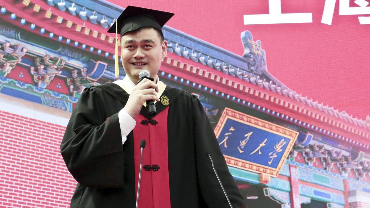 姚明重返交大校庆：那把加大椅子，装得下七年青春吗？